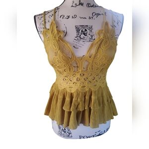 Zenana spaghetti strap cross top sz (Small)